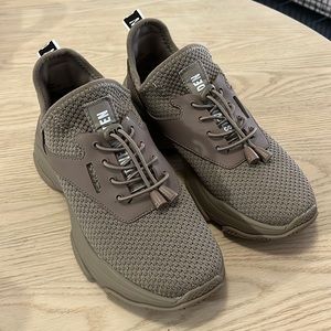 Steve Madden Match Sneaker Dark Taupe size 8